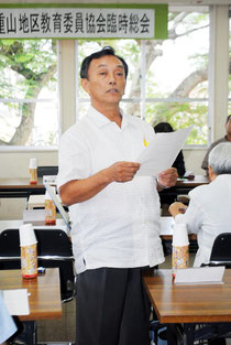 全教育委員による会議に先立ち、文科省に提出した要請文を報道陣に読み上げる玉津教育長=8日午後、市教委