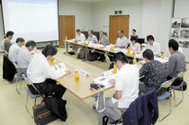 サンゴ礁の保全を目的に重要海域の見直しなど協議した石西礁湖自然再生事業支援専門委員会=モニタリングセンター