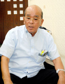文科省の是正要求発動方針について報道陣の取材に答える慶田盛教育長=30日午後、竹富町教育委員会