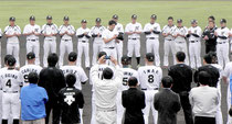 成瀬選手会長(中)の一本締めで石垣島キャンプを打ち上げた=市中央運動公園野球場