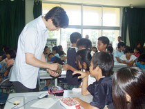 サンゴ環境学習を行った鯉渕幸生準教授(左)=4日午前、宮良小学校