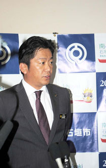 台湾漁船の領海侵入について報道陣の質問に答える中山市長=25日午後、市役所