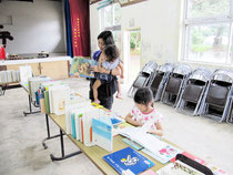 18日に伊原間公民館で行われた移動図書館(市立図書館提供)