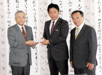 寄付した大島院長(左)=市役所