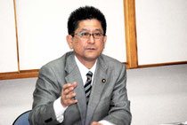 国政報告会で教科書問題などについて語る瑞慶覧氏=27日夜、大浜信泉記念館