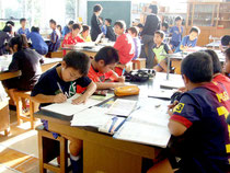 部活動までの時間に学習に取り組む児童たち=20日午後、新川小学校