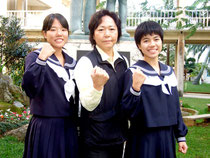 県代表で都道府県対抗女子駅伝競走大会に出場する平安名さん(左)と古見さん(右)、チームの支援コーチとして参加する柿本監督=21日午後、八重山高校