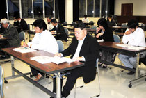 県民説明で沖縄21世紀ビジョン基本計画(仮称)の説明を聞く参加者=12日午後、八重山合同庁舎