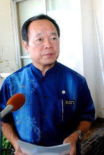 玉津教育長との意見交換後、報道陣の質問に答える県教委の諸見里教育長=6日午後、石垣市教委