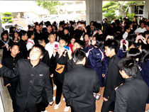 合格を喜ぶ受験生や家族=八重山高校