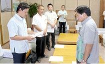 要請文を読み上げる請盛支部長(左)=15日、県庁応接室