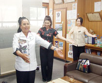與那國さん(左)の考案した踊りも披露された。町職員にも伝授=9日午後、町長室