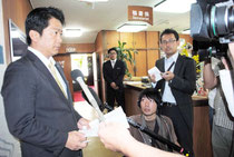 危機管理対策本部の会合後、報道陣の質問に答える中山市長=30日午前、市役所