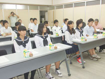 教育長ら関係者が町出身の高校1年生たちを激励=25日夕、町役場