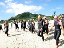 早期復活を願い、島外17人含む30人がトライスロン試走会に参加した=明石海岸
