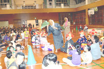 ユーモラスな問答で会場を沸かせたアンガマ=平真小学校