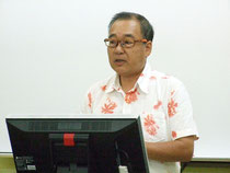 ロードキルの被害状況について講演した辻維周氏=23日夜、八重山自動車学校
