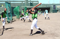 小林投手らスタッフの指導を受け、バッティングを学ぶ中学3年生=石垣市中央運動公園野球場