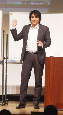 藏本天外氏による講演会が行われた=7日午後、市民会館