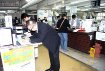 石垣市が窓口業務の民間委託を検討している=今年3月、市役所市民生活課の窓口