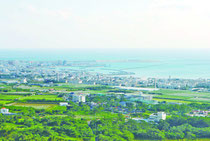 バンナ公園から望む石垣市街地と周辺海域(2011年12月)