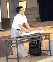 音読を指導する中井さん=14日午後、登野城小学校体育館