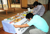 教科書展示会の準備をする市立図書館職員(4日午後)