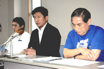 記者会見で競技中に死亡者が出たことを報告する中山市長(中央)ら実行委メンバー=14日午後、大浜信泉記念館