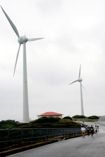 与那国島で行われている風力発電(2011年11月の与那国島マラソン時)