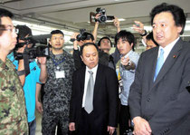 市役所に常駐する自衛隊の連絡要員を激励する渡辺副大臣(右)=6日午後