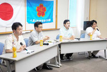 緊急トークライブで意見交換する井上さん、山田教授、佐藤参院議員、砥板市議=5日午後、大浜信泉記念館