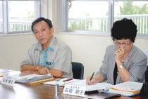 市議会の不信任決議を受けた市教委定例会で発言する玉津氏(右)と、厳しい表情の石垣氏=31日午後、市教委