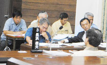 市議会で野党議員の一般質問を聞く仲本委員長(左)と玉津教育長=26日午前、議場