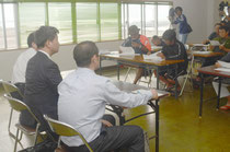 説明会の冒頭、写真撮影が許可された。その後の説明会は漁業者の反発で大荒れとなった=八重山漁協