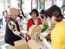 1周年大感謝祭が開催中=7日午前、ゆらてぃく市場