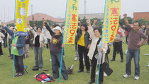 「主権回復の日」式典に抗議し、ガンバロー三唱する八重山大会参加者=26日午後、新栄公園
