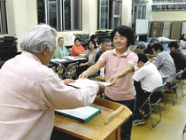 各班の代表に委嘱状が交付された=石垣公民館