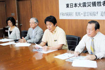 東日本大震災の犠牲者追悼関連行事の開催を発表する中山市長ら=7日午後、市役所