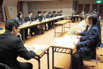 石垣市地域防災計画案の説明を受けた市議会災害実態調査特別委員会=11日午後、市民会館中ホール