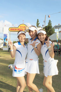 2014年度オリオンキャンペーンガールの(左から)上原さん、花岡さん、永吉さん=12日午後、新栄公園