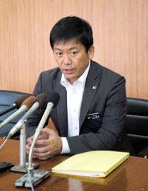 記者会見で石原都知事との会見について報告する中山市長=24日午後、市役所