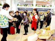 開発中の商品を試飲食する観光客=石垣新空港
