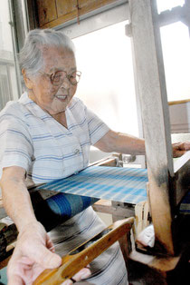 機織りに精を出す松竹チヨさん=14日午後、石垣市登野城の自宅