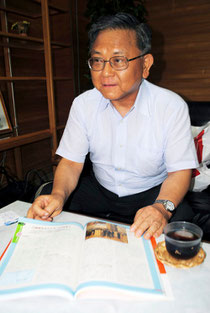 自由社版の教科書を前に、教科書について自らの考えを語る藤岡会長=19日午前、八重山日報社