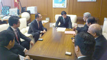 小野寺防衛相と面会した八重山市町議会議長会と市議会の要請団=18日午前、防衛省(砥板芳行市議提供)