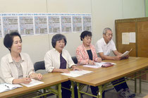 「慰安婦」展への入場を呼び掛ける江川共同代表(右から2人目)ら=官公労共済会館