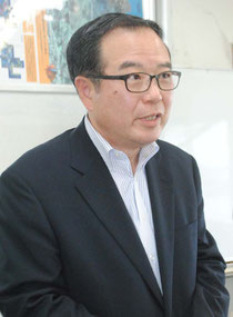 意見交換後、報道陣の質問に答える本川長官=3日午後、八重山漁協