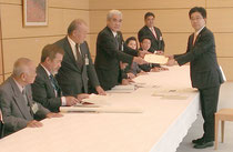 加藤官房副長官に日台漁業協定の見直しを要請する伊良皆議長ら要請団(1日)