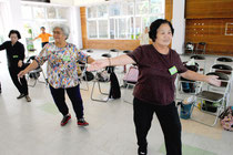 がんじゅう教室でダンスを楽しむお年寄り=19日午前、大川公民館