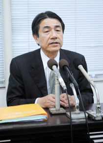 記者会見する井口弁護士=8日午後、石垣市役所